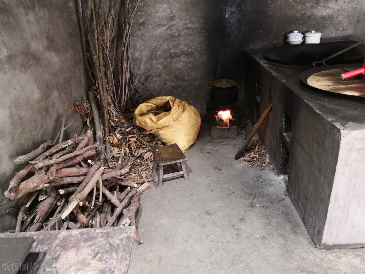 农村俗语讲"家中纵有千般事,临睡灶房走一回",有必要吗?_手机搜狐网