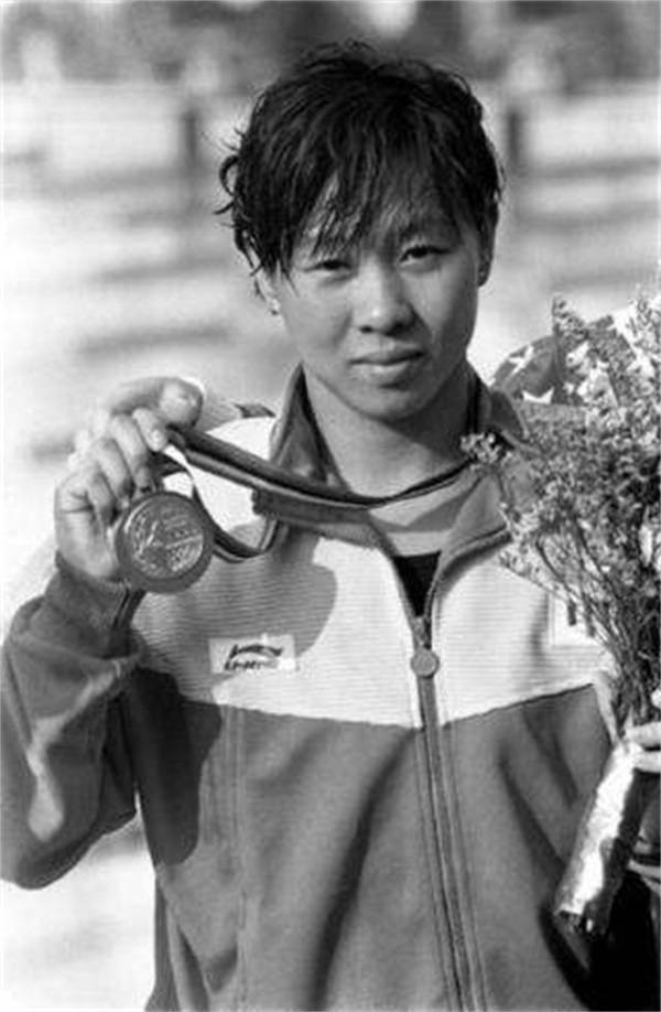 她曾夺32个世界冠军,与教练闹翻后遭开除,如今沦为卖菜大妈_戴国宏