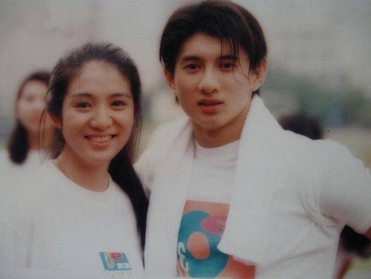 1993年才刚出道就与与张国荣,张学友,林青霞等人合演了《东邪西毒》