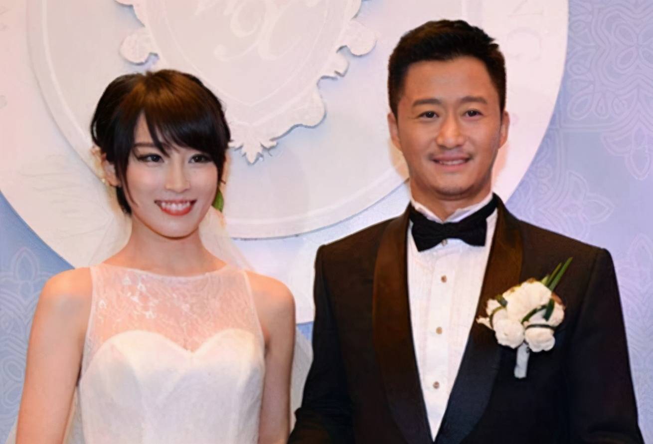 "硬汉"吴京也有今天,老婆买菜他在后面跟着,无聊玩伞不敢抱怨