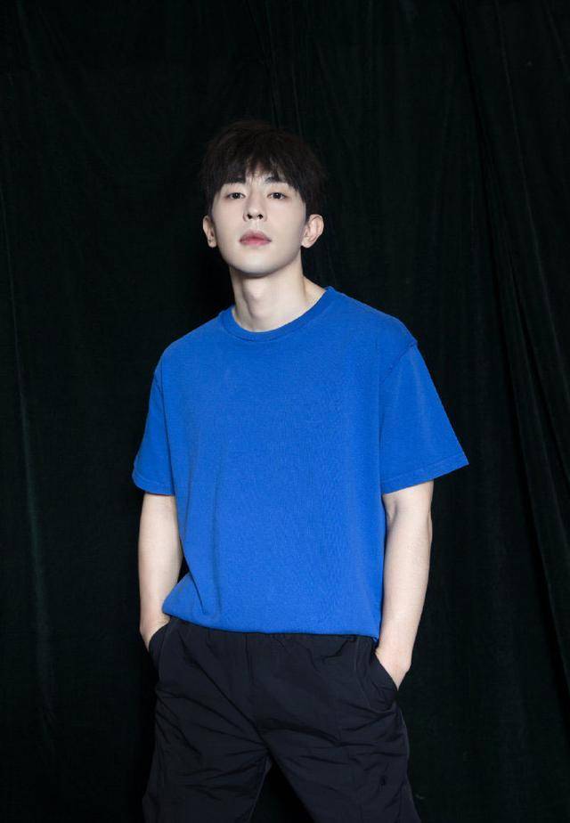 原创邓伦颜值高就是"任性",白色衬衫搭配黑色休闲裤,儒雅又气质