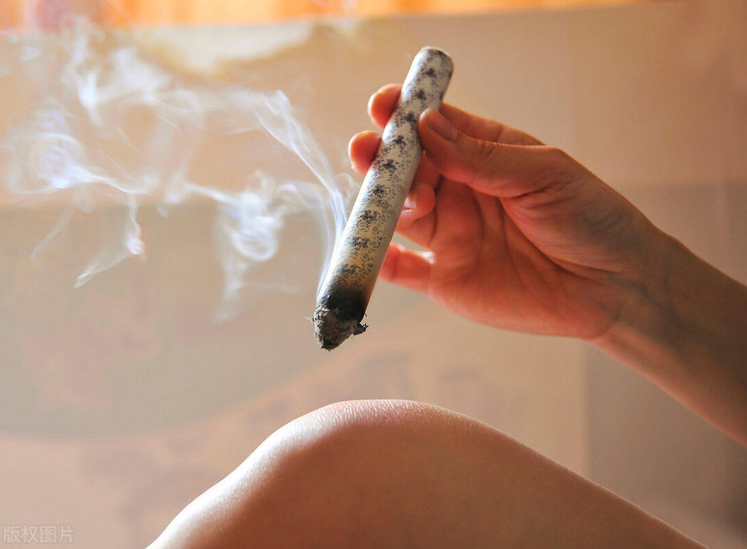 在膝盖内侧部位,本是脾经的穴位,还兼职治疗小便,水肿,遗精_艾灸