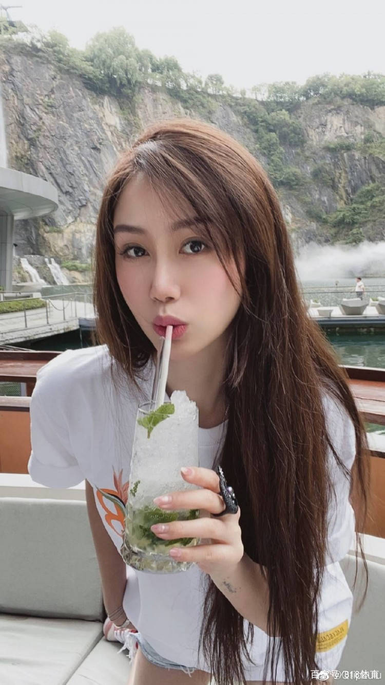 孙悦娇妻晒与女儿月亮合影,带俩娃还当设计师自创潮牌_陈露