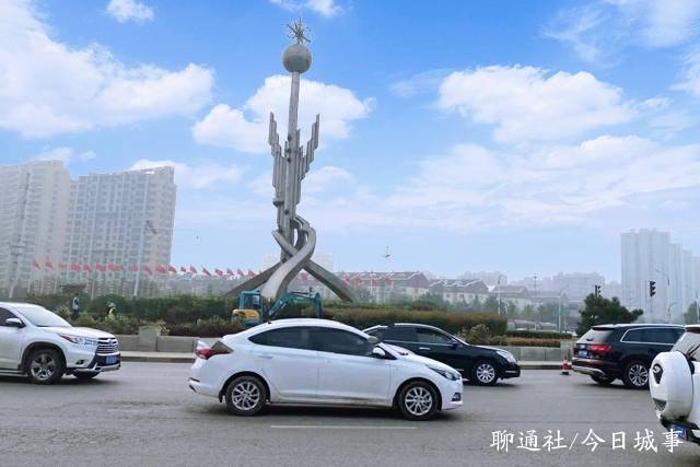 聊城一奇葩"地标"矗立20年,5处红绿灯环绕却沦为堵车打卡之地
