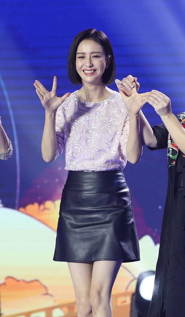 佟丽娅穿皮裙秀美腿 黄晓明"增高鞋"亮相很抢眼
