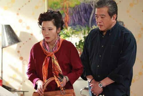 57岁何赛飞真贵妇,旗袍搭珍珠项链优雅端庄,微胖妈妈照穿绝美