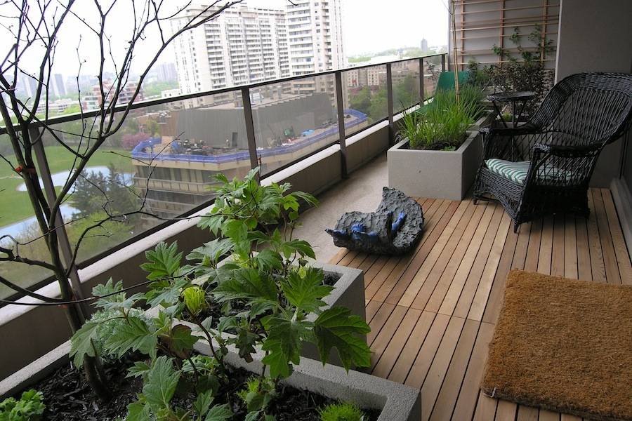 如果你家阳台够大防腐木铺一半再分一半砌花坛种草坪漂亮
