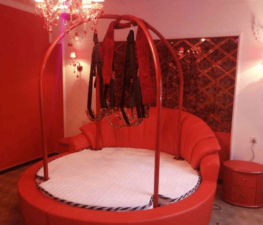 为啥酒店情侣房卫生间要装透明玻璃?其实另有玄机,前台说出真相