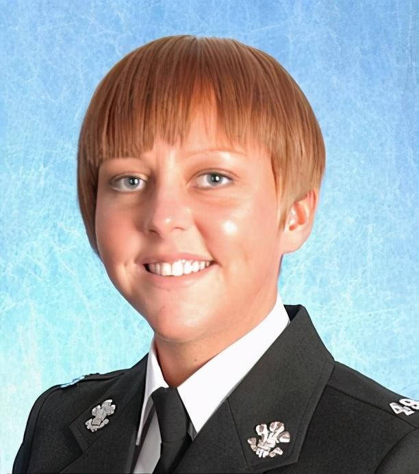 英国女警决定卧轨自杀,结果因父母而后悔,刚准备走就被火车撞死