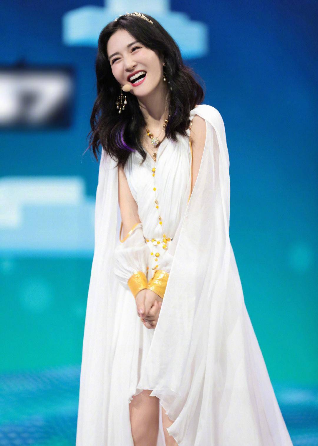 原创谢娜新造型来袭,白色长裙设计感十足,八字刘海卷发减龄又时髦