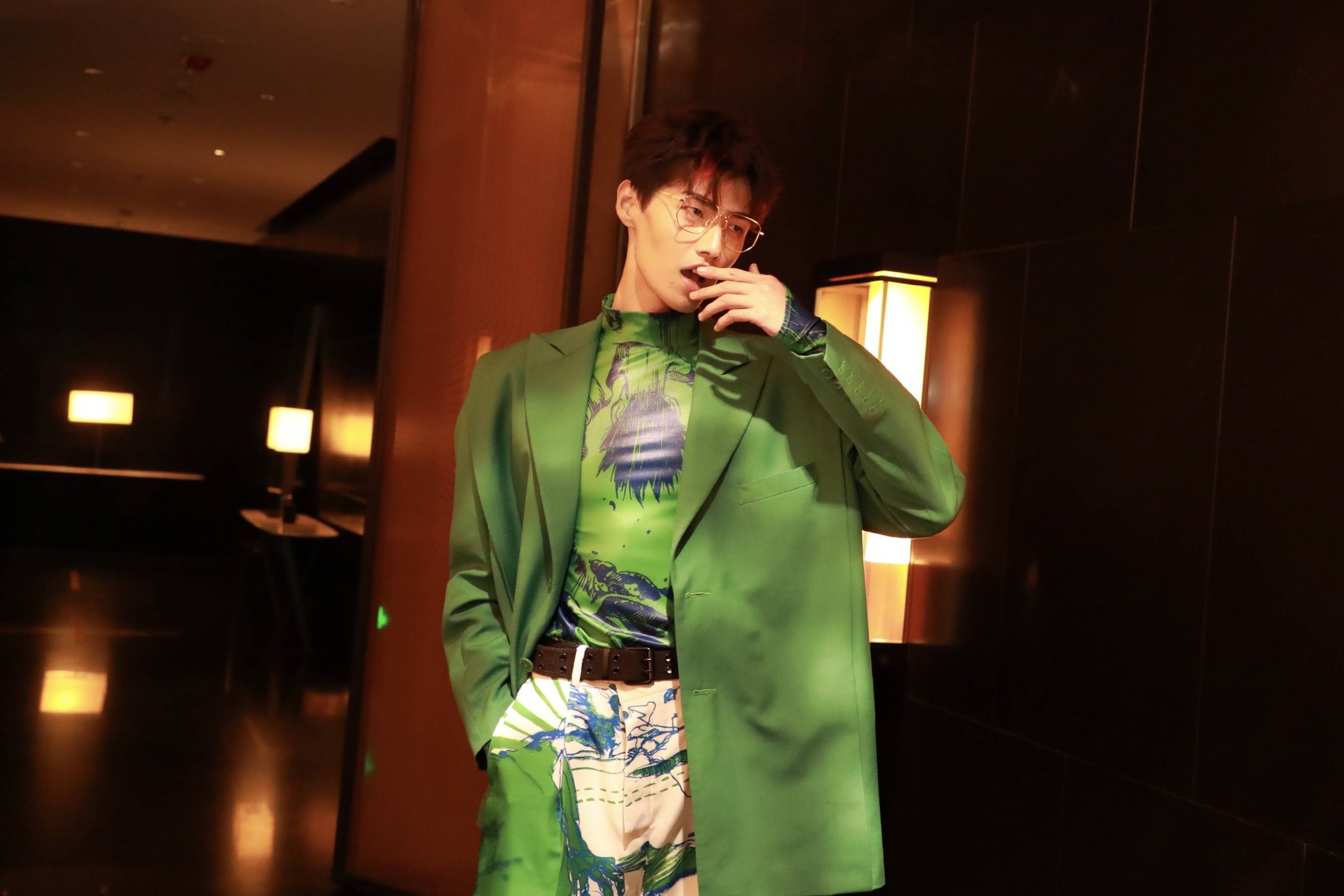 活动当天,肖凯中身着儒雅的绿色西装,完美驾驭时尚配色.