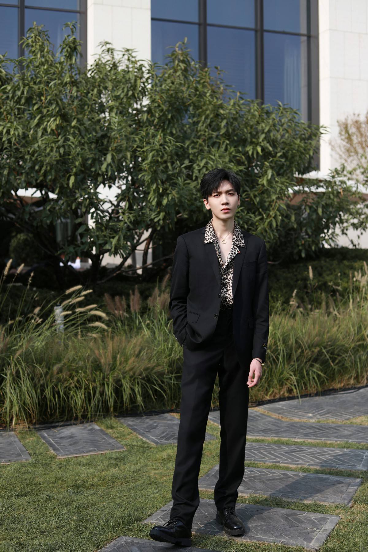 胡家豪受邀宝格丽活动 黑色西装演绎矜贵绅士