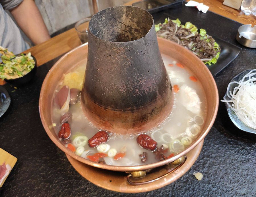 入秋第一顿铜火锅,在20年老店解决,酸菜白肉血肠锅底才12元