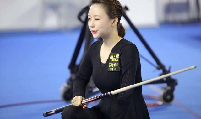 原创潘晓婷比赛西装上围傲挺肤白貌美嘟嘴卖萌气质高贵典雅