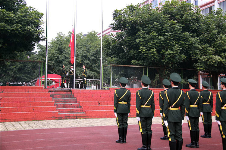 升国旗 · 唱国歌 · 讲故事——洪雅中学师生向新中国成立71周年献礼