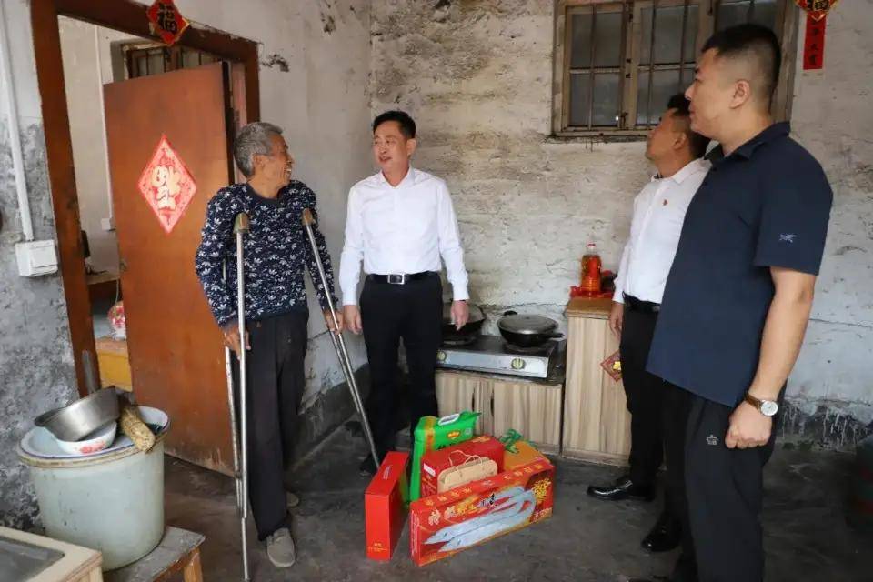 特别关怀人心暖仇家沟岔村节前走访慰问困难村民