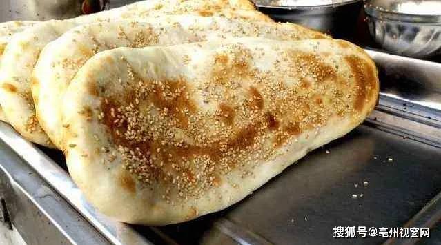 展沟烧饼是亳州利辛县展沟镇的特色小吃,展沟烧饼原名叫做和圣烧饼