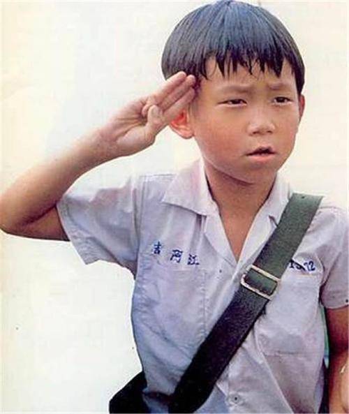 曾火过释小龙,被誉为李连杰接班人,却带脚镣手铐参加父亲葬礼_颜正国