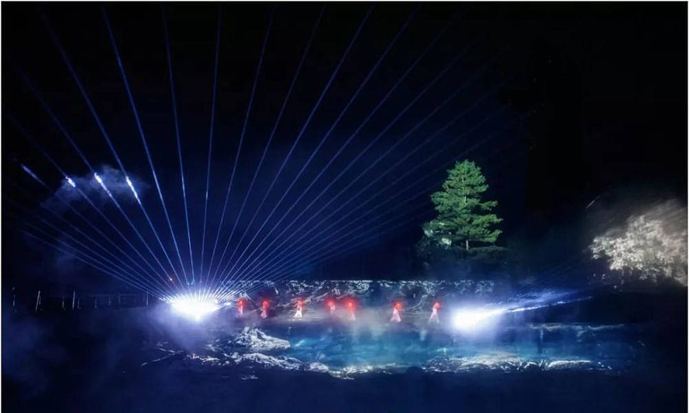 科视christie 投影机照亮大型行浸式山水夜游《梦境光雾山》