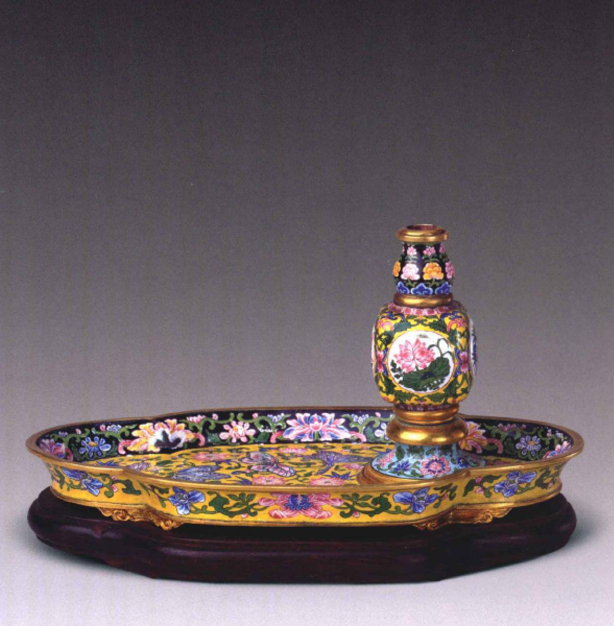 原创故宫博物院珍藏宝物欣赏清雍正画珐琅器精美绝伦的工艺品