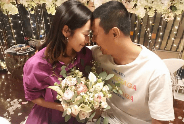 不过,徐亮与现任妻子的感情非常稳定,从晒的日常动态可以看出,各种