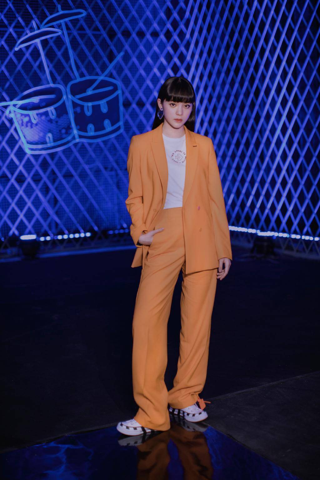 原创欧阳娜娜晒私服穿搭,黑色套装配马丁靴又美又飒,扎小揪揪超可爱