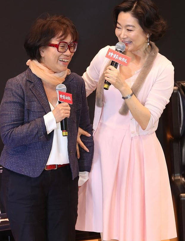 65岁潘虹林青霞老了也优雅裙装搭丝巾端庄贵气超适合妈妈们