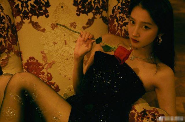 原创关晓彤穿丝袜美的过分这么妖的造型难怪鹿晗叫她精神小妹