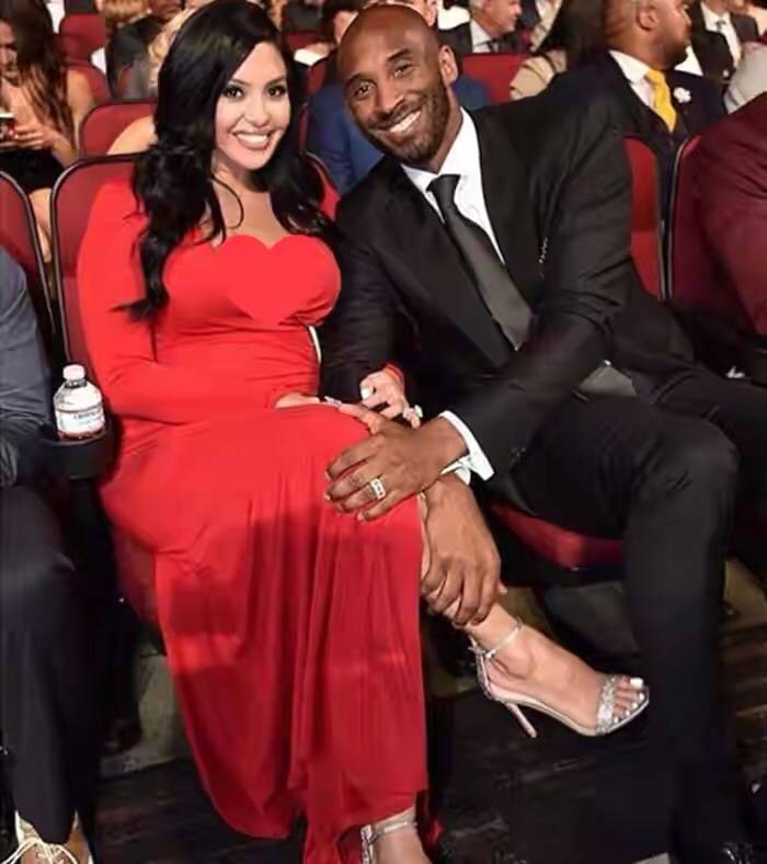 各地为科比点亮地标,妻子走出悲痛与科比挚友出游