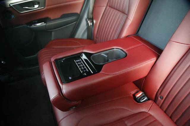 进入车内,皓影的内饰规划比较简约,触控式中控屏搭载全新晋级的