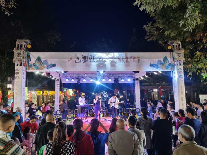 羊肉是许多游客朋友们来到平乐必尝的美食之一,在阎巷街,骑龙街和平沙