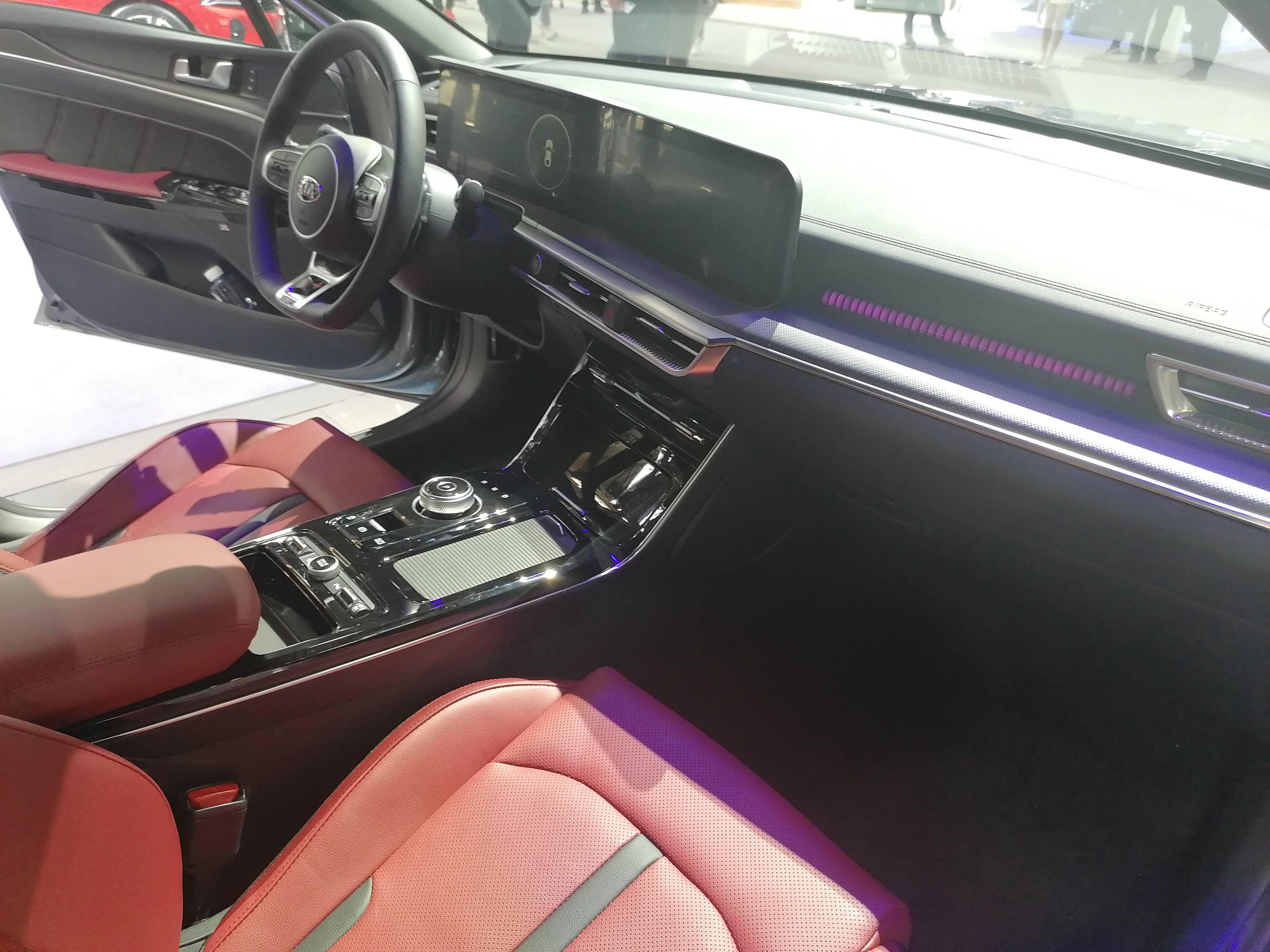 北京车展实拍全新起亚k5凯酷亮相内饰简洁外观运动效果很强