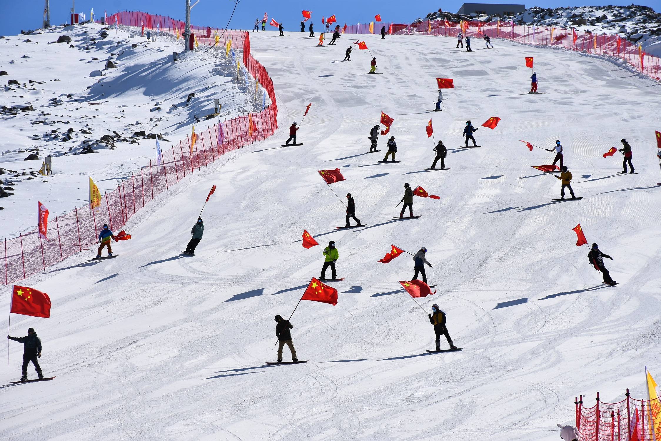 新疆龙山滑雪场图片