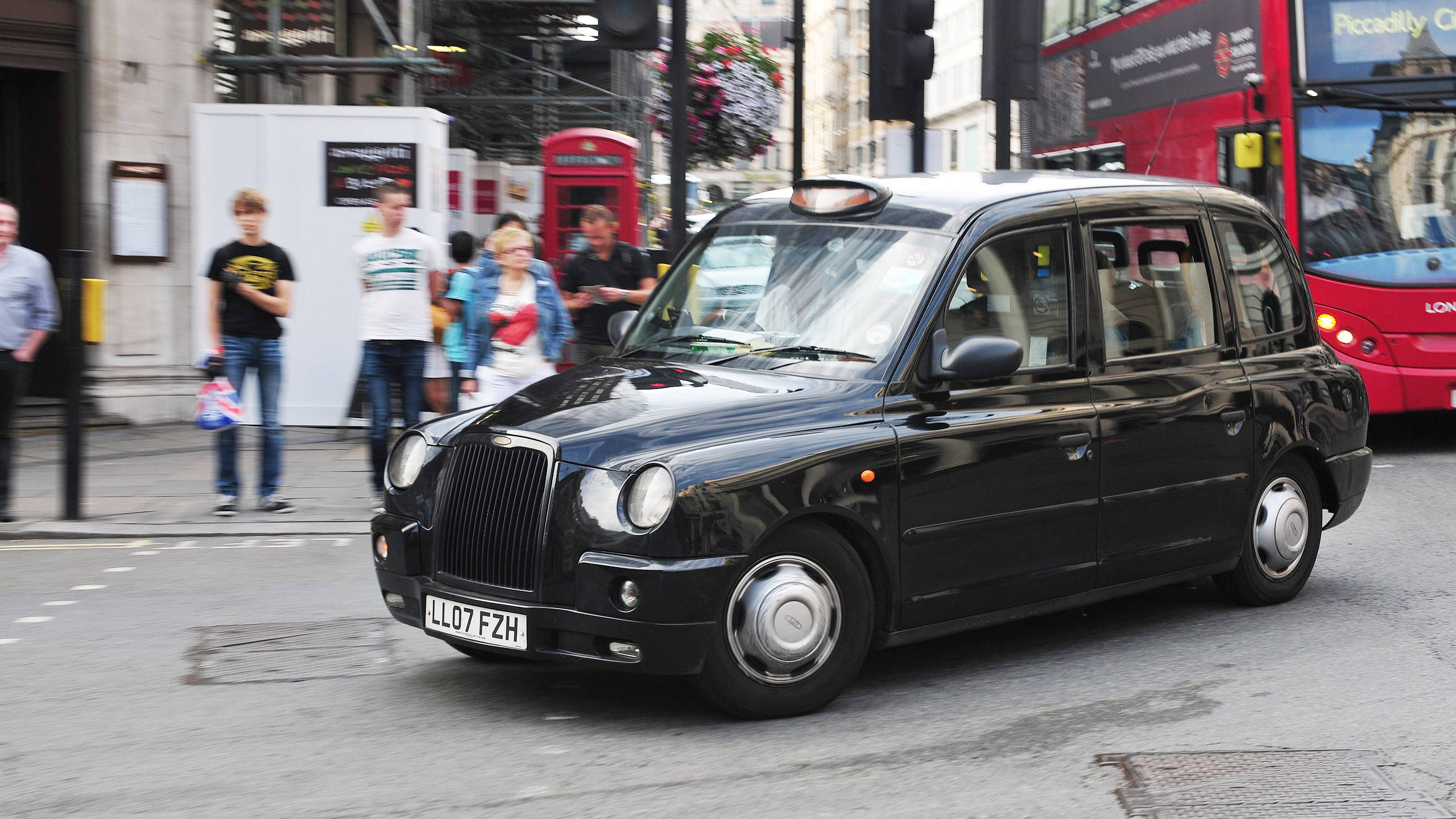 吉利此前成立的上海英伦汽车也顺势开始生产出租车,而其中最知名的当