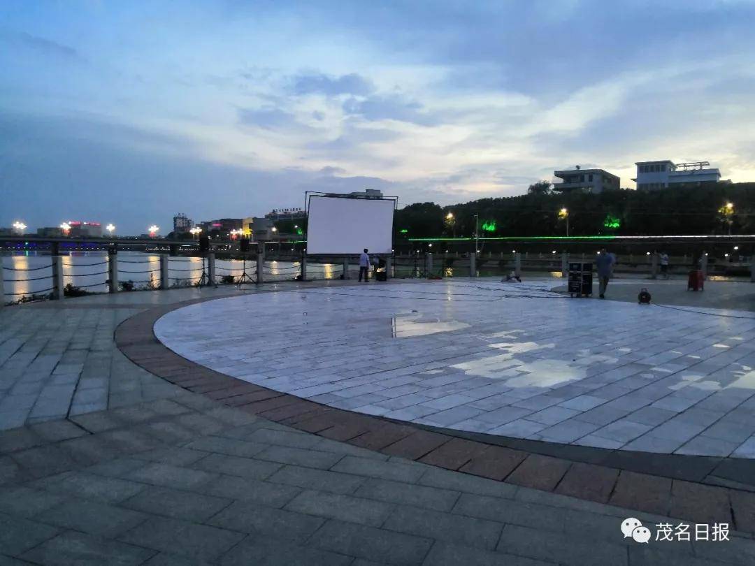 哇~茂名小东江"同心岛"放露天电影啦,快来睇!