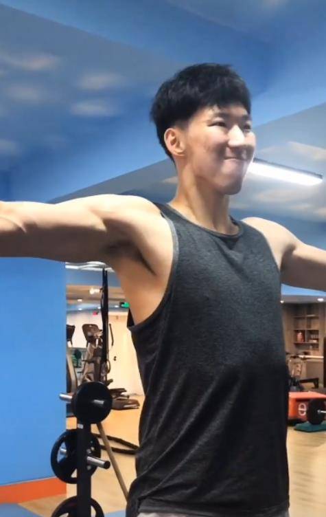 很多体型过大的内线球员为了灵活性会选择减重,比如说万圣伟和韩德君