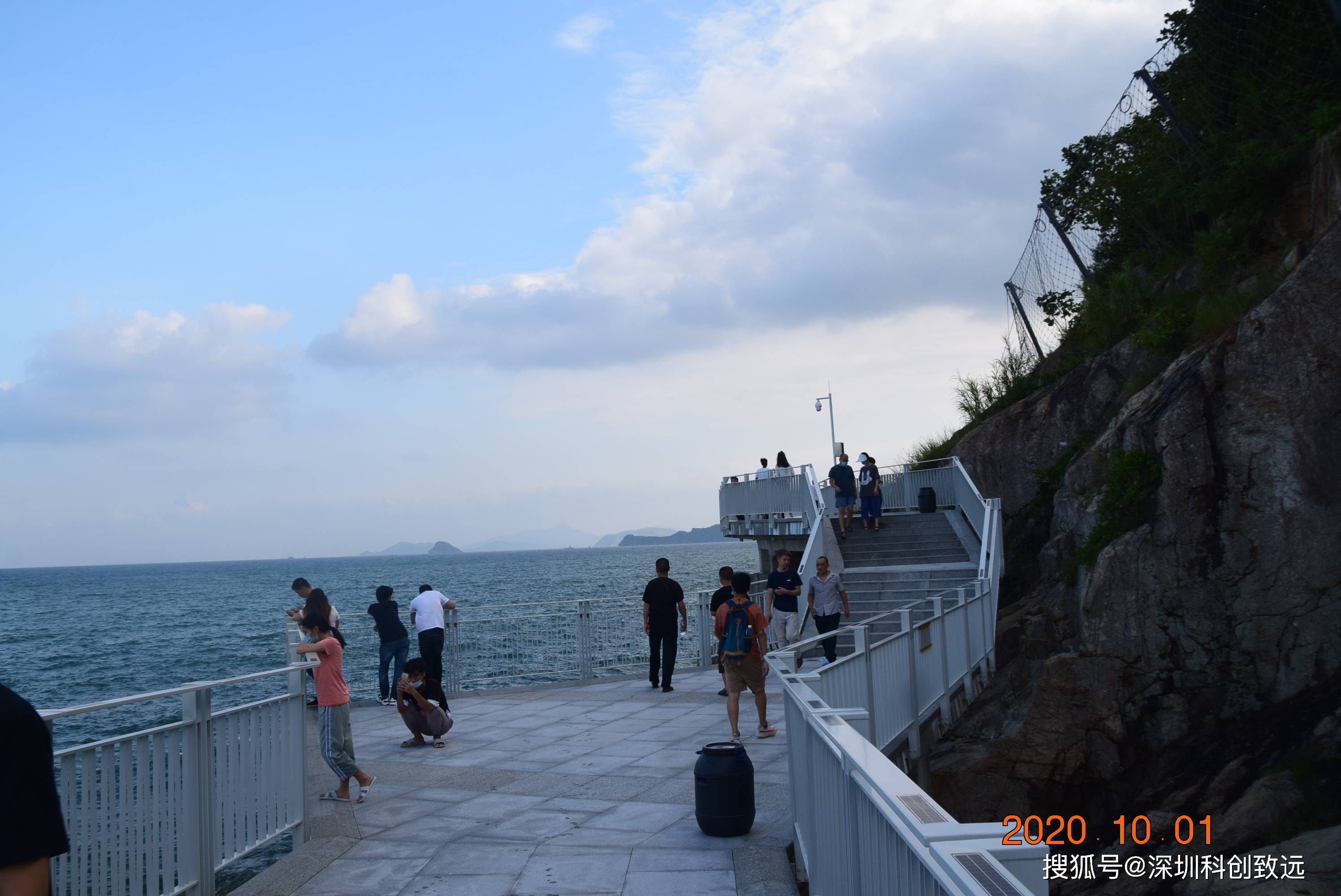 假日深圳大梅沙海边栈道海光天色游人如织