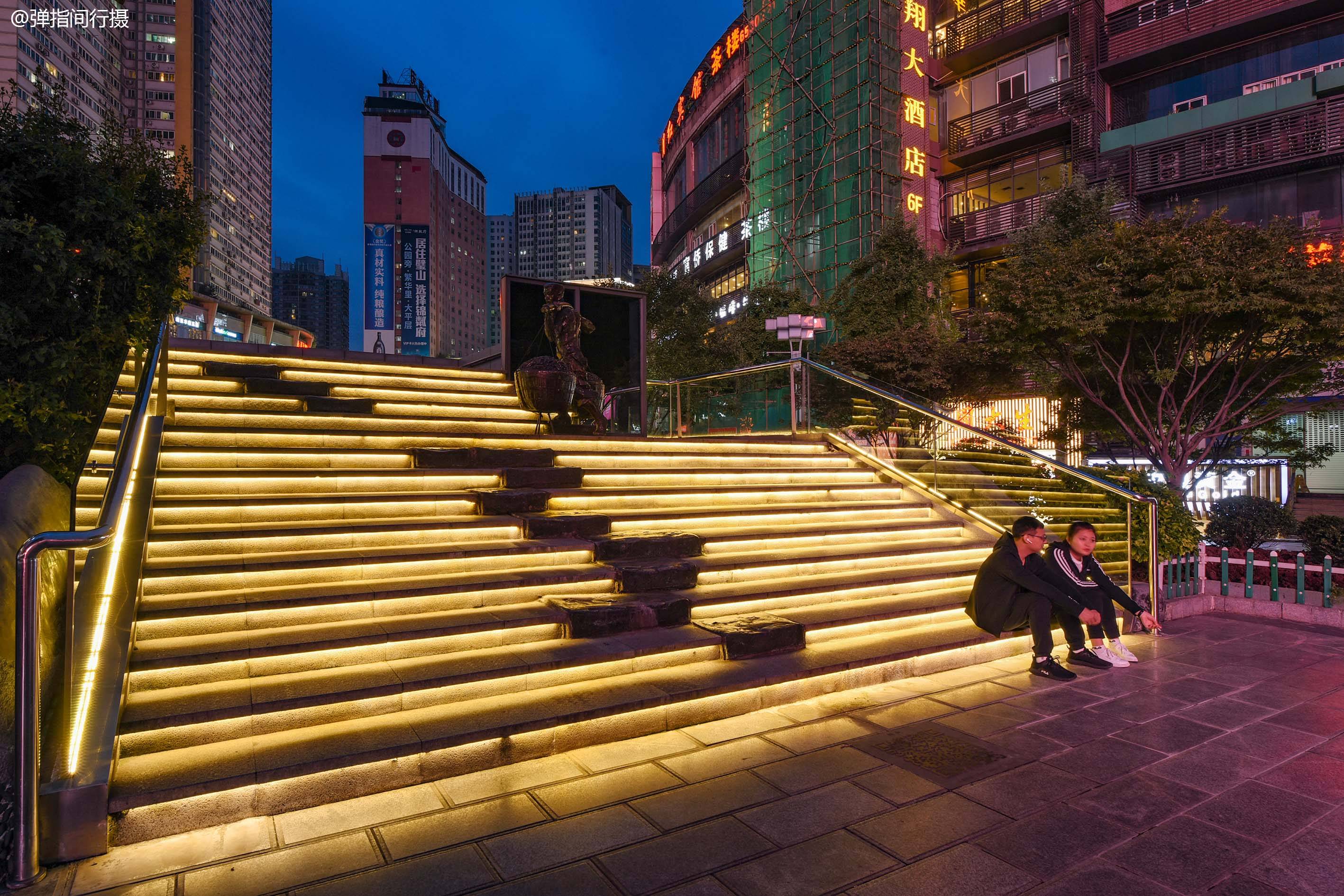 重庆最大的城市广场,夜生活精彩纷呈,市民和游客皆爱的打卡地