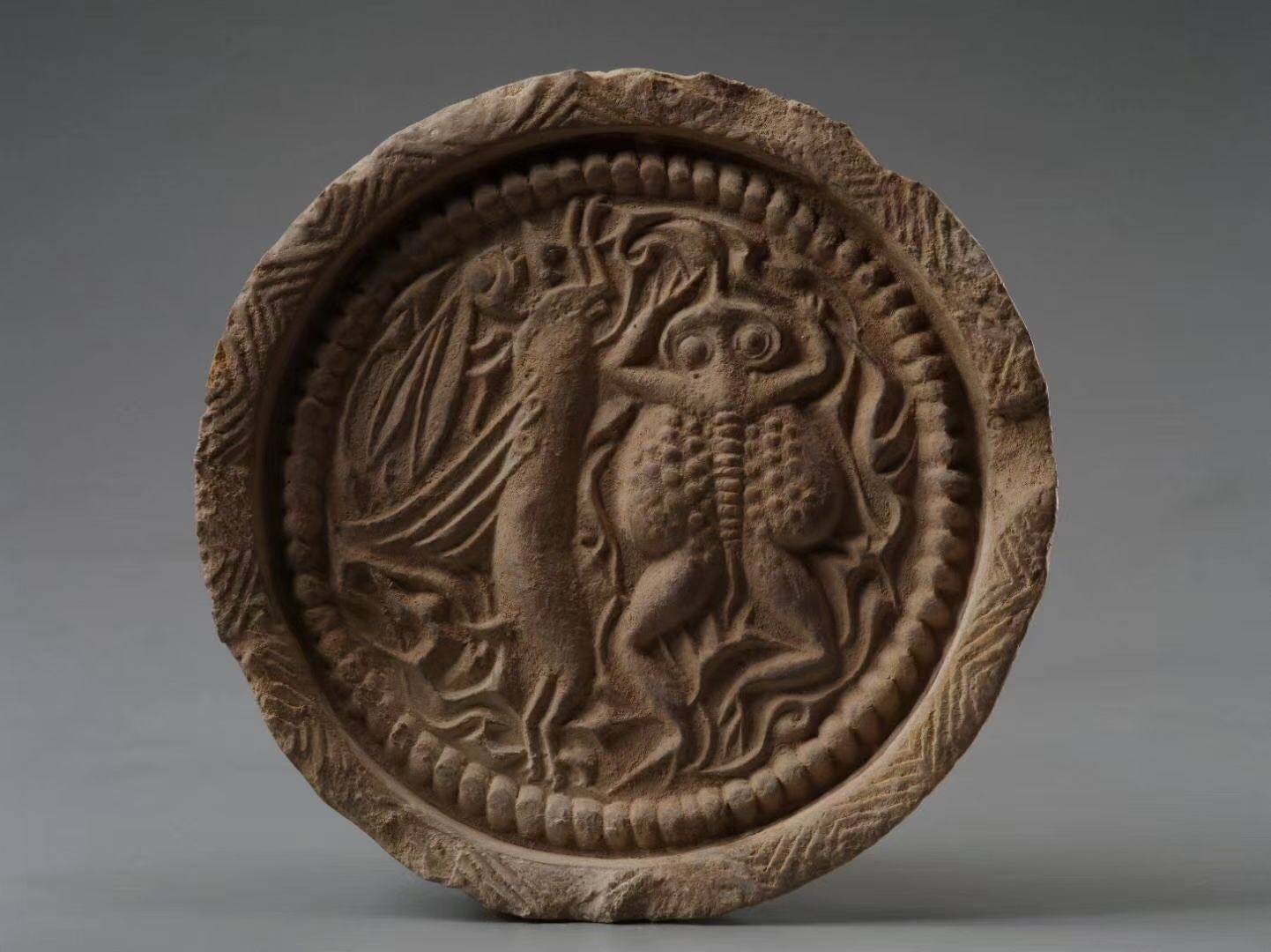 西汉"天人合一" 瓦当,由"金乌神鸟","玉兔蟾蜍"和"益延寿"瓦当组成