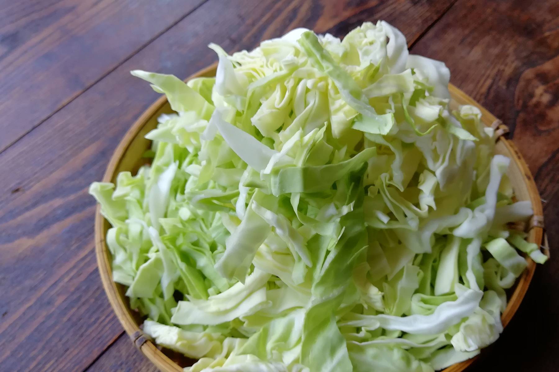 包菜的这个做法,吃着也比较清淡,颜色搭配好,春季吃它预防感冒_食用