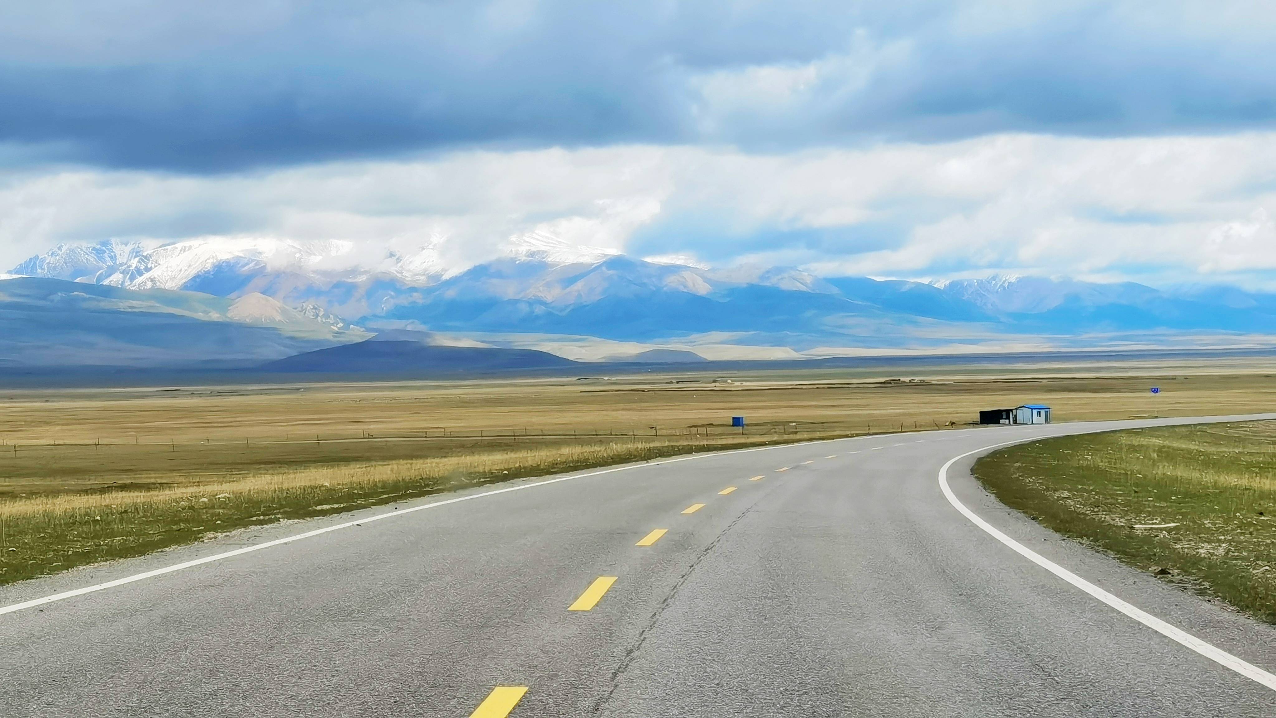 穿行在独库公路南段湖泊雪山草原山谷一路风光无限