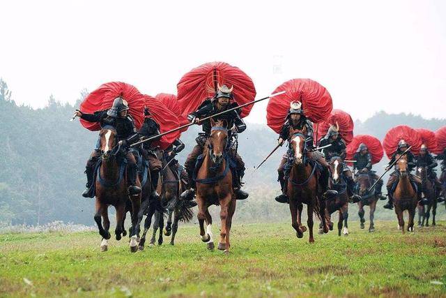 古代日本骑兵在作战时为啥身后背着一个大口袋原来用处还不少