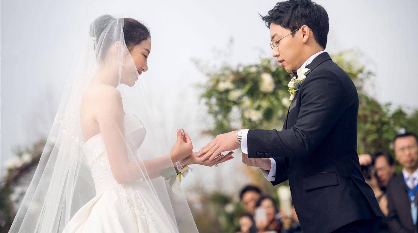 邹凯爱妻周捷近况晒孩子近照身高不要遗传爸爸