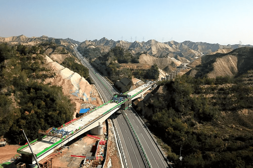 兰州至银川高铁再进一步,新建中兰客专跨京藏高速公路连续梁合龙