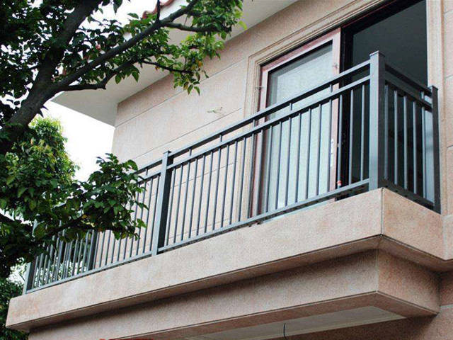 阳台护栏佳成护栏是西南地区规模较大,技术全面,设备先进的自动化新型