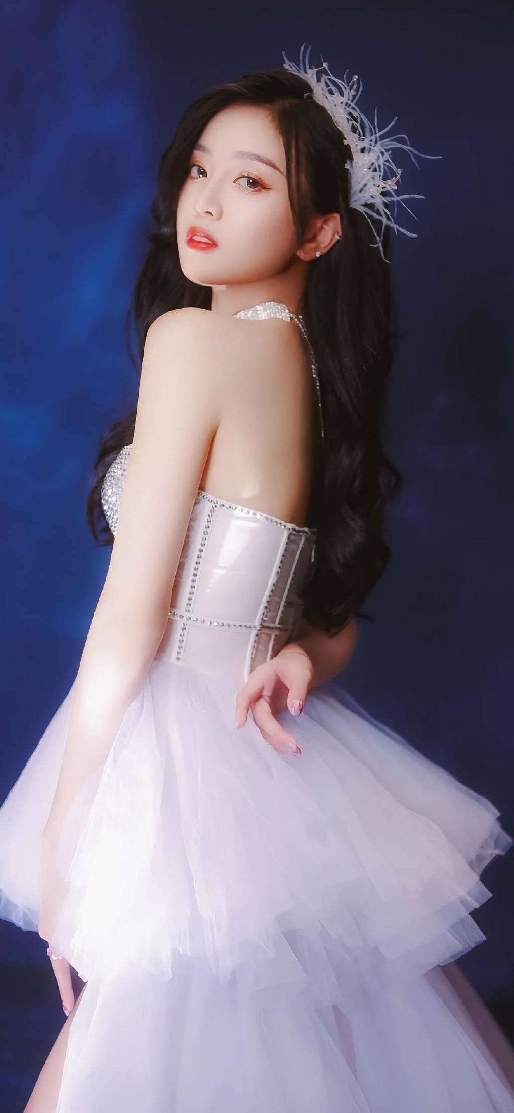 吴宣仪白裙仙气高清手机壁纸