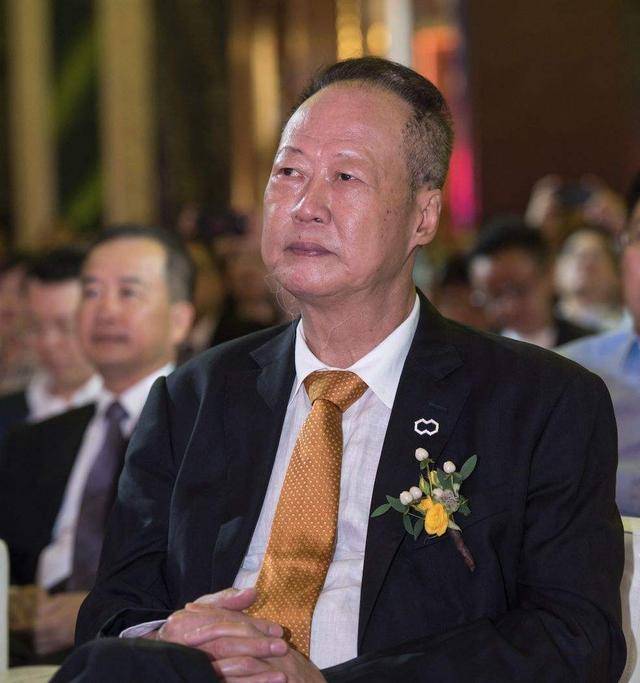 低调的隐形富豪:资产千亿负债为零,他独自拥有企业所有资产_黄楚龙