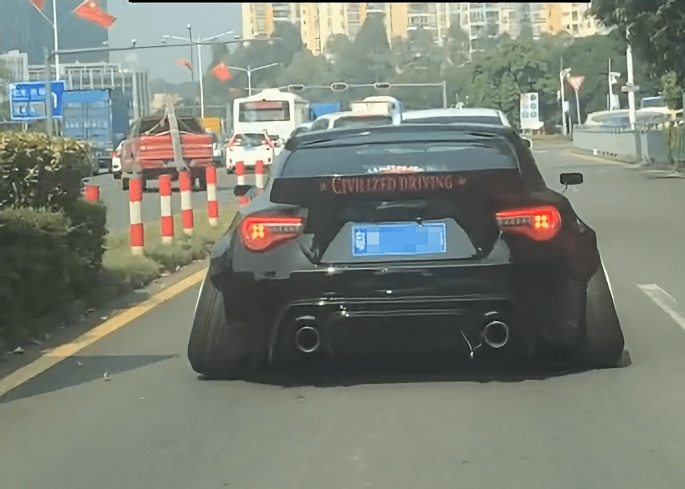 广东街头偶遇丰田86这低趴外八字车轮百公里一副胎