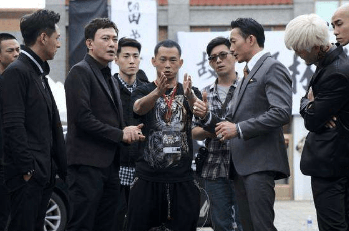 他曾被称天才童星,但却两度入狱戴手铐为父奔丧,如今逆袭成导演