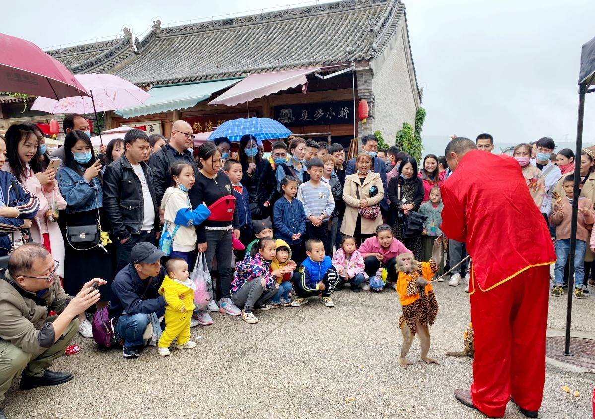十一乐翻天银枪刺喉猴艺杂耍胸口碎大石这些功夫艺人不简单